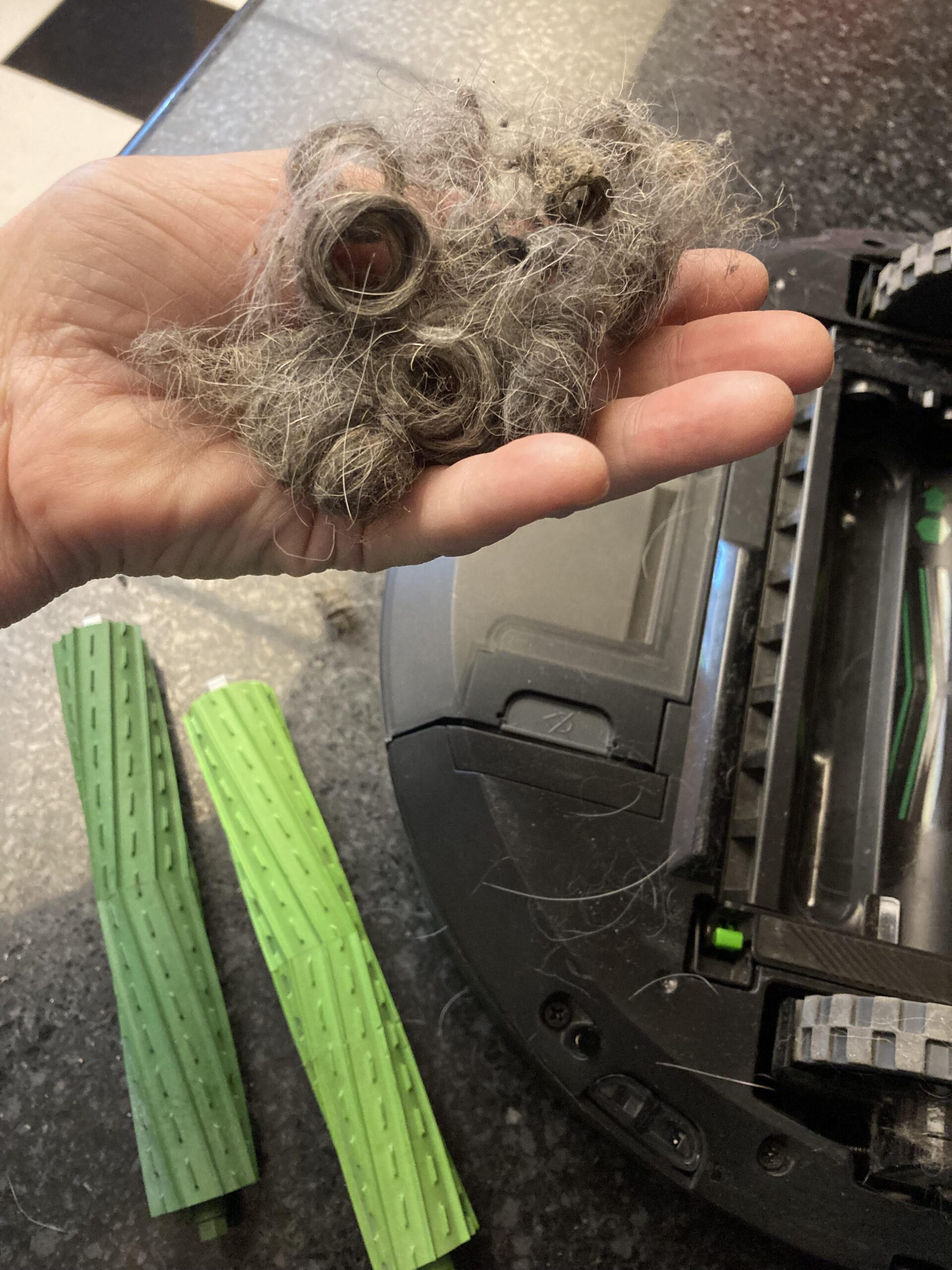 Cómo limpiar los cepillos de la Roomba atascados